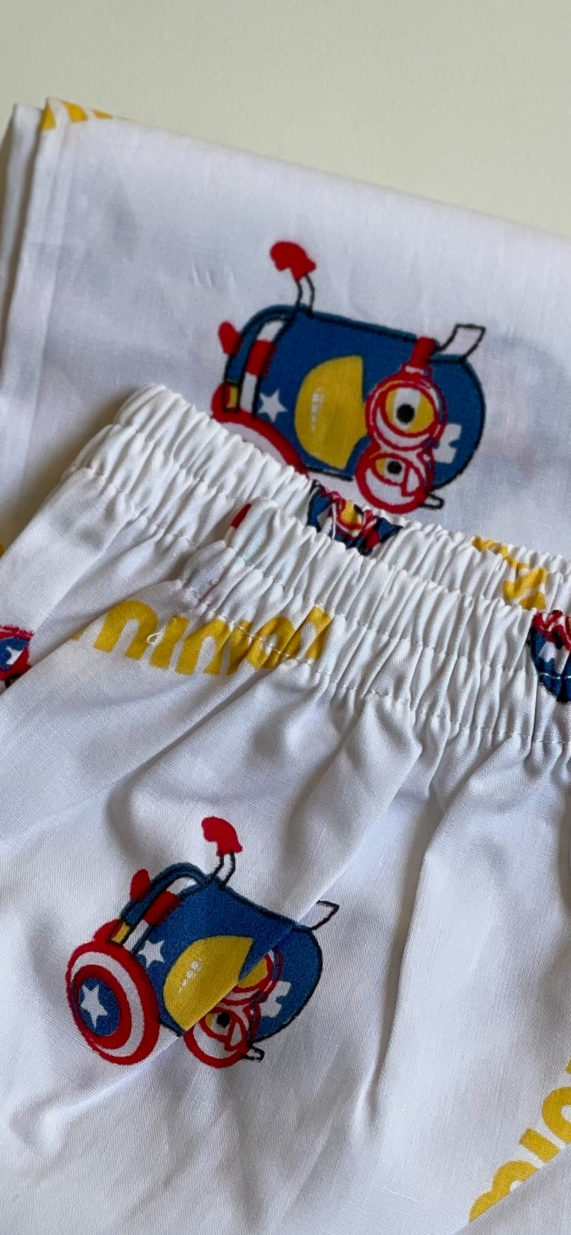 Closer look White cotton pj set long pants with Minions for kids