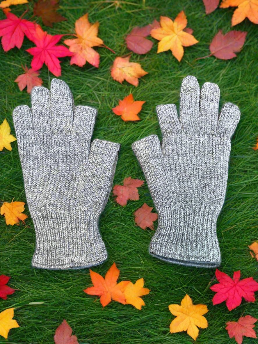 Knitted wool gloves in grey colour, lined with recycled fleece for comfort and warmth