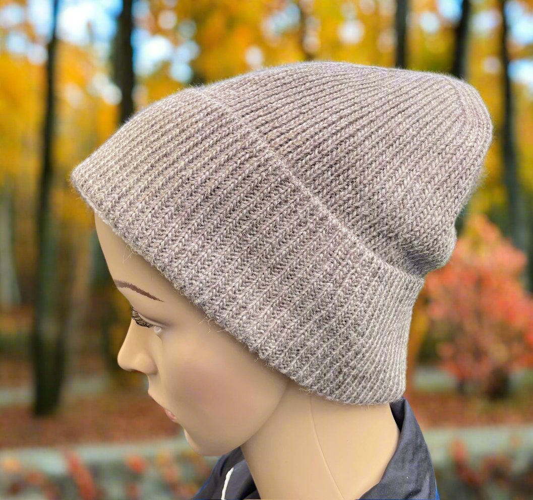 Side view Beanie in warm grey and slouchy look